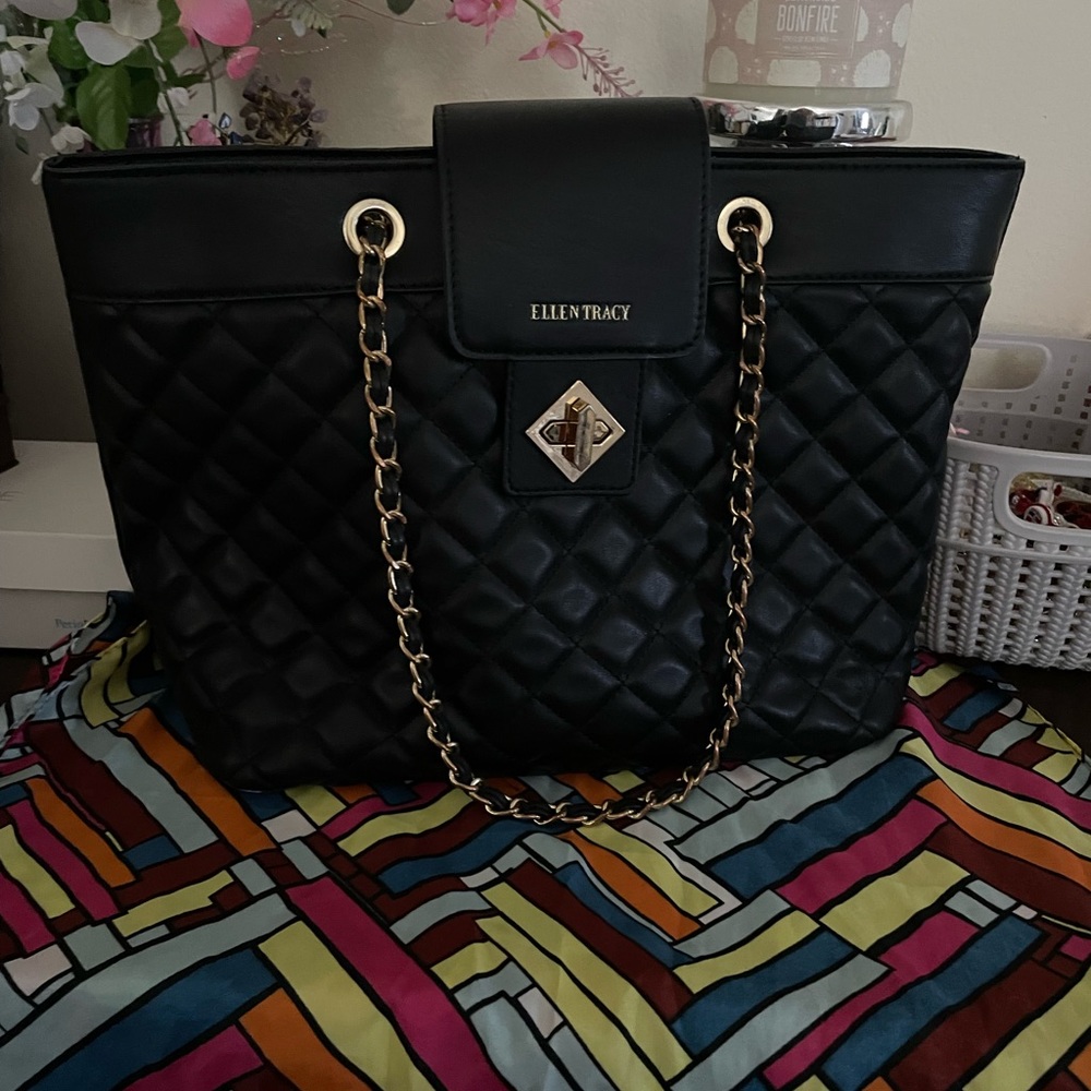 Black quilted Ellen Tracy shoulder bag.